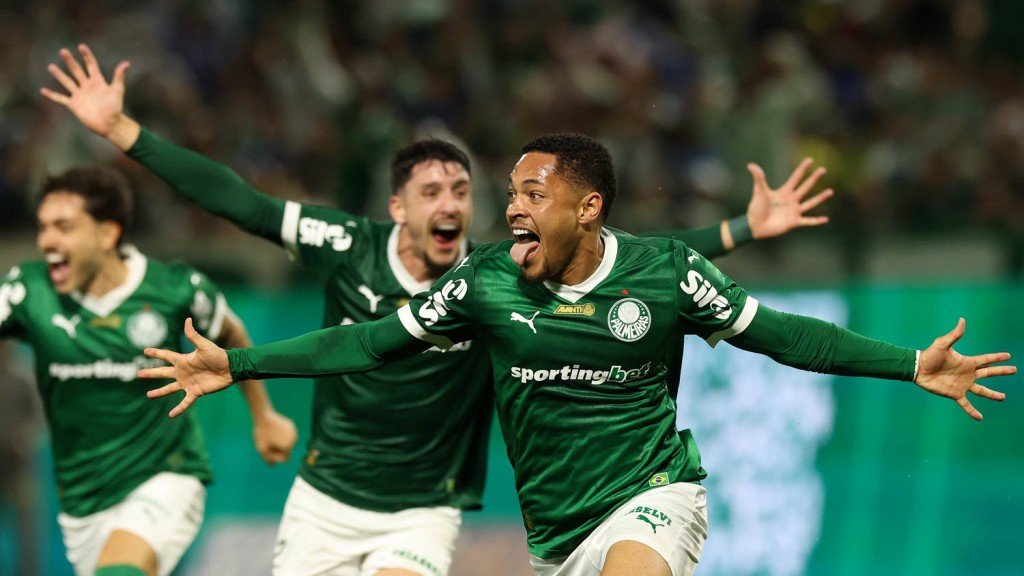 Palmeiras goleia o Vasco por 4 a 1 e assume a liderança isolada do Brasileirão